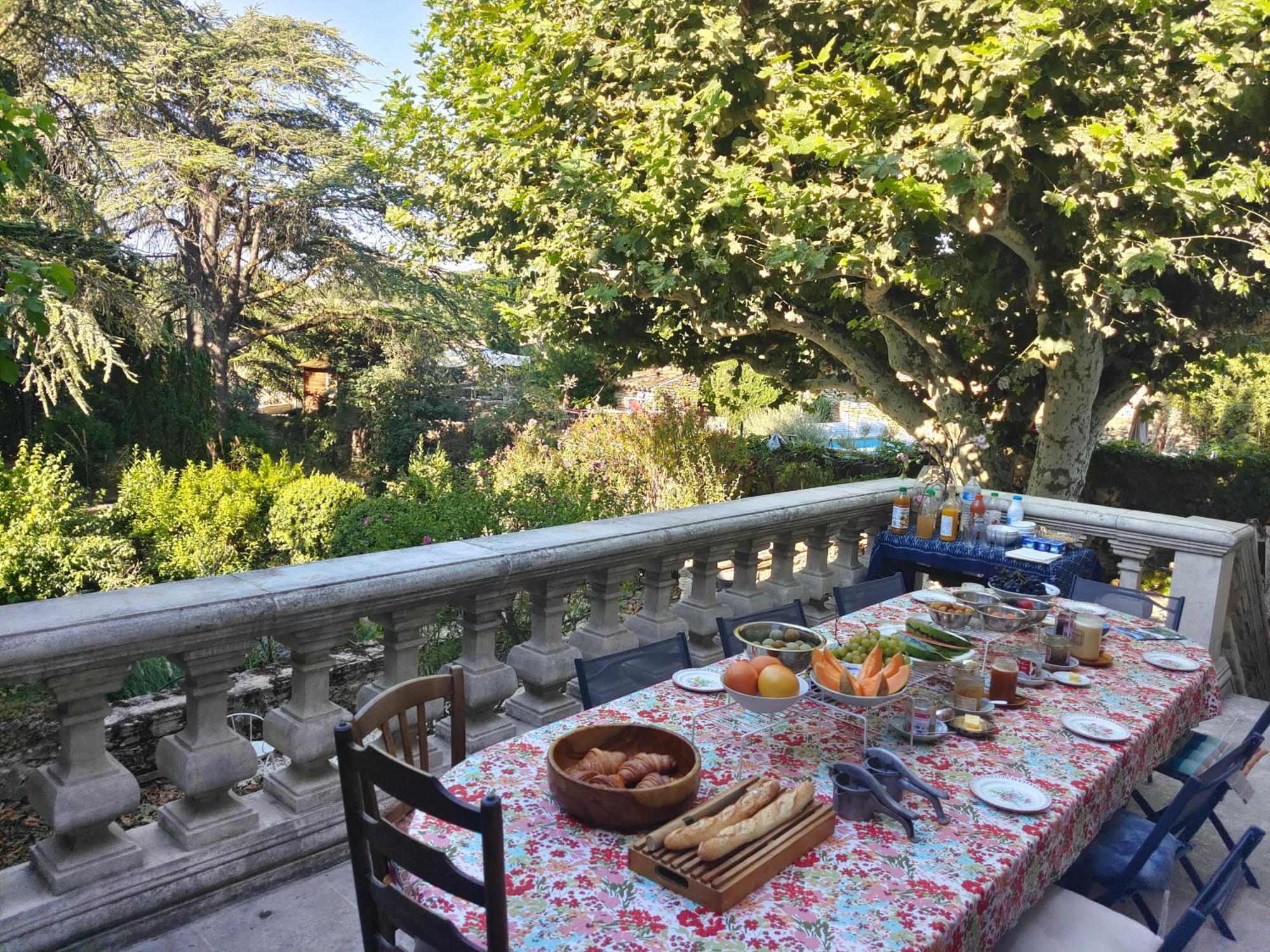 Rue Du Chateau A Cabrieres D'Avignon Bed & Breakfast Bagian luar foto